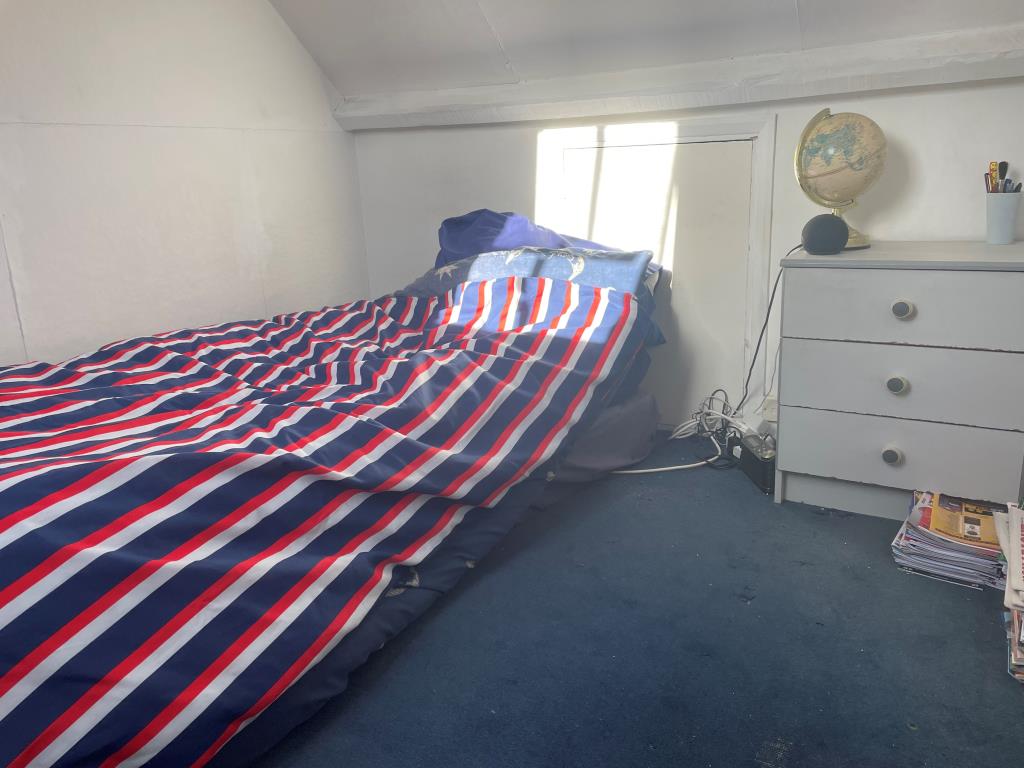 Lot: 11 - CHARACTER COTTAGE IN NEED OF IMPROVEMENT - Attic room with sloping ceilings